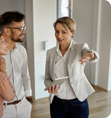 Metropole buyers' agent advising clients inside a home